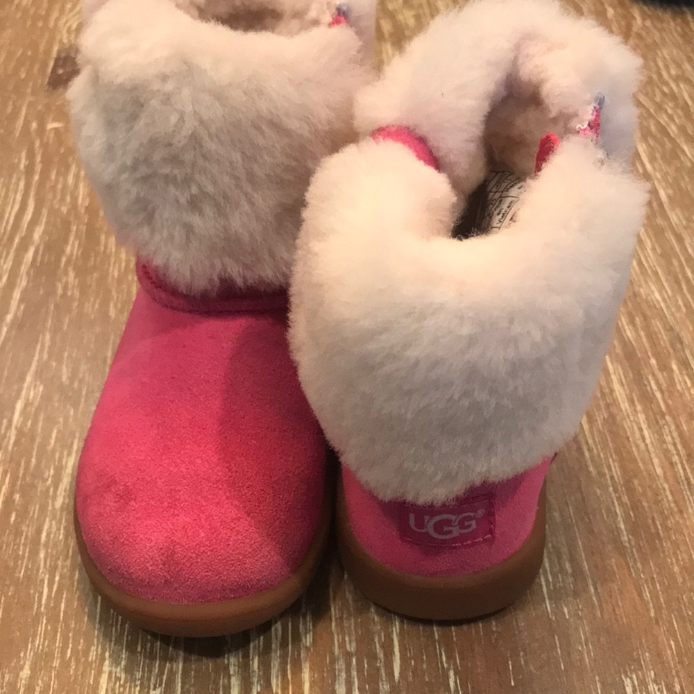 Like new! Cute pink ugg boots in sz 8
